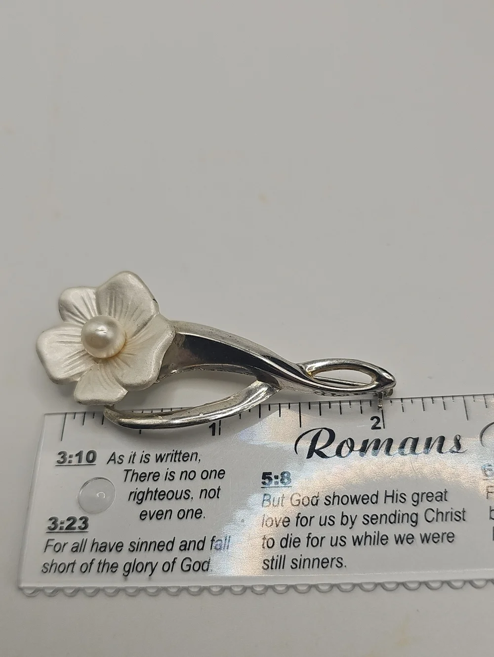 Vintage Silver Tone Pearl Flower Brooch - Elegant Floral Pin.